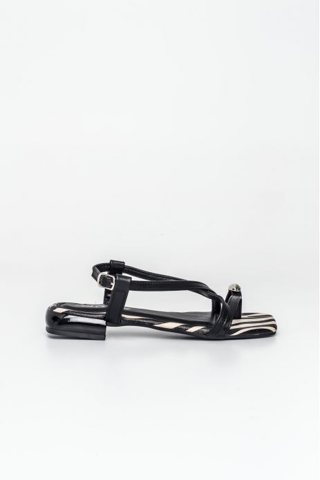 SANDALIA TACÓN ADORNO METAL